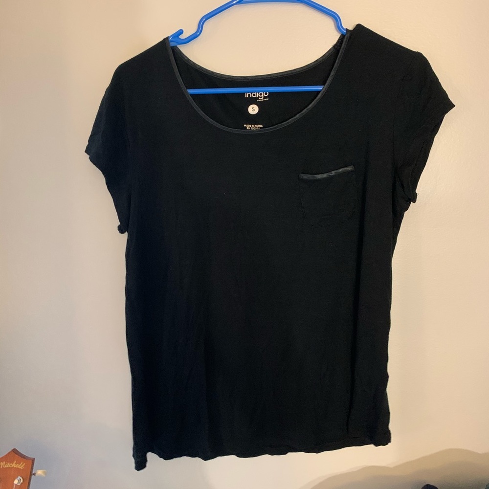 Adorable black pocket tee shirt 🌚🖤⚡️